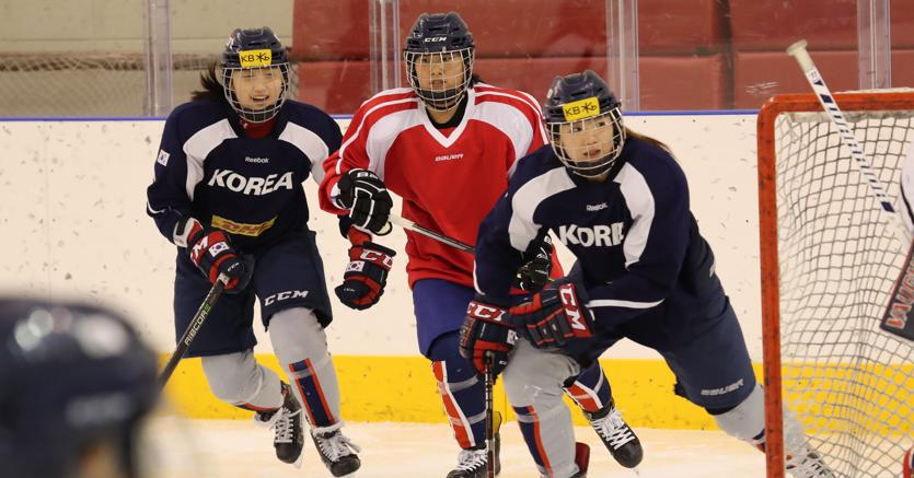 Un’atleta della nazionale nordcoreana di hockey su ghiaccio (in rosso) in allenamento con due giocatrici della Corea del Sud. Ai Giochi ci sarà un’unica rappresentativa di hockey femminile composta da atlete provenienti da entrambe le squadre, un traguardo raggiunto dopo mesi di delicati negoziati diplomatici. (Afp)