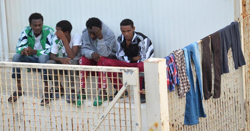 Migranti nel Centro di prima accoglienza di Lampedusa (foto Ansa)