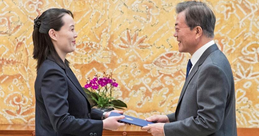 Kim Yo-jong, sorella di Kim Jong-un, consegna al presidente sudcoreano Moon un invito a recarsi a Pyongyang