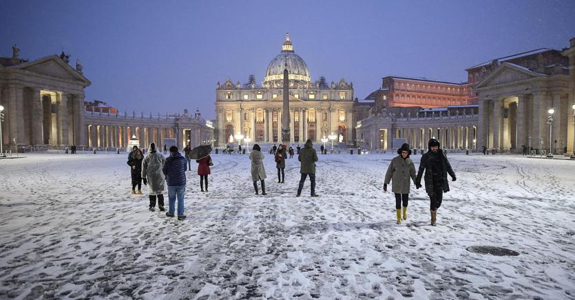 Piazza San Pietro a Roma  sotto la neve (foto Ansa) 