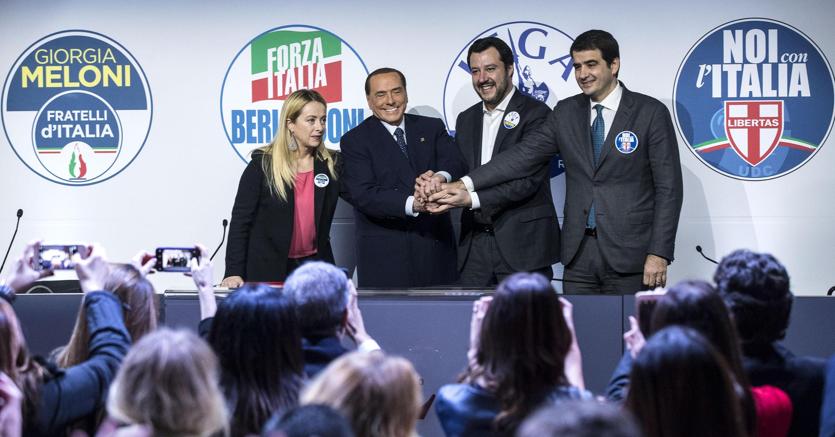 Da sinistra a destra: Giorgia Meloni, Silvio Berlusconi, Matteo Salvini e Raffaele Fitto insieme sul palco del Tempio di Adriano a Roma (foto Ap) 