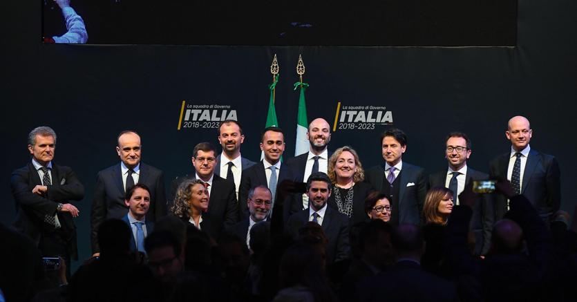 Il candidato premier Luigi Di Maio e i 17 aspiranti ministri M5S (foto Ansa)