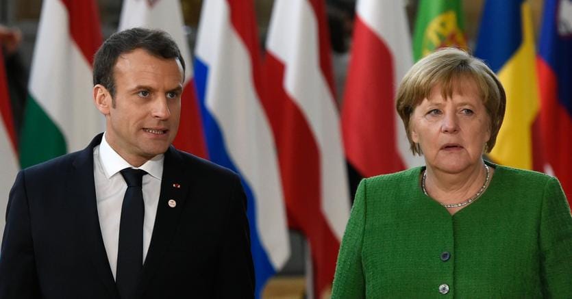 Il presidente francese Emmanuel Macron e la cancelliera tedesca Angela Merkel in un vertice a Bruxelles di fine febbraio 
