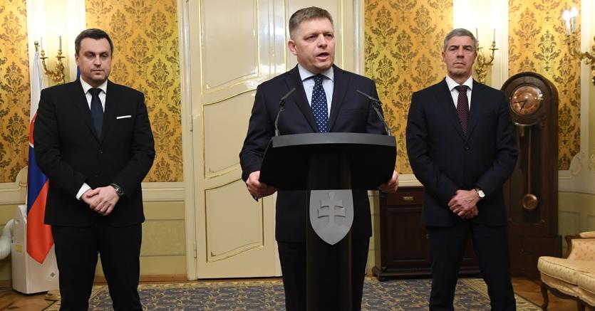 Il premier slovacco Robert Fico (al centro) offre le dimissioni. Con lui, Andrej Danko, il leader del Partito nazionalista slovacco (a sinistra) e l’altro alleato di governo, il leader del Partito della minoranza ungherese, Bela Bugar