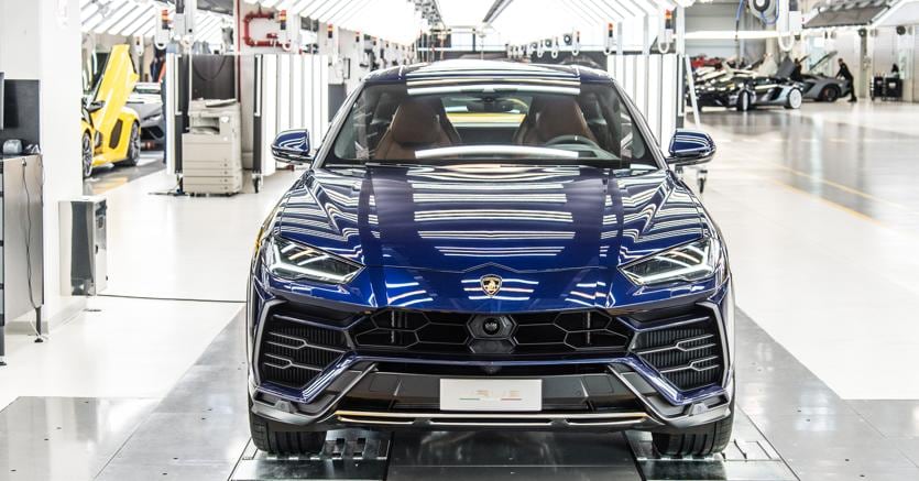 Il nuovo suv Lamborghini Urus nelle linee di montaggio della fabbrica di Sant’Agata appositamente aggiornata alle tecnologie 4.0. Il nuovo modello porter a un raddoppio delle vendite della marca
