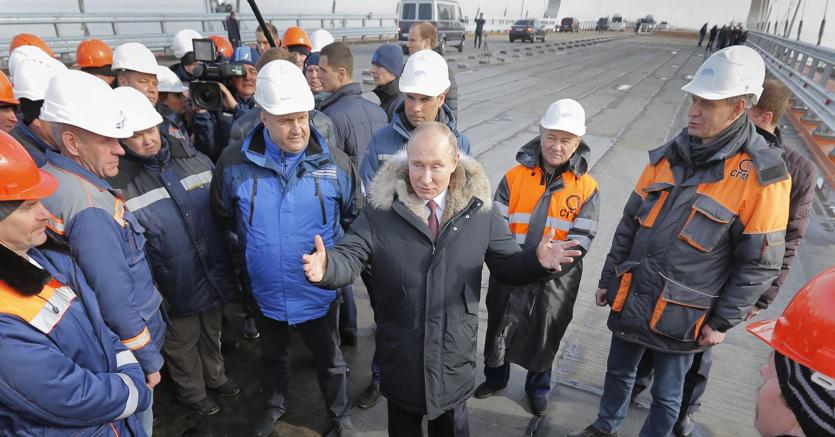 Il presidente russo Vladimir Putin sul ponte di Kerch, che collega la Russia alla Crimea