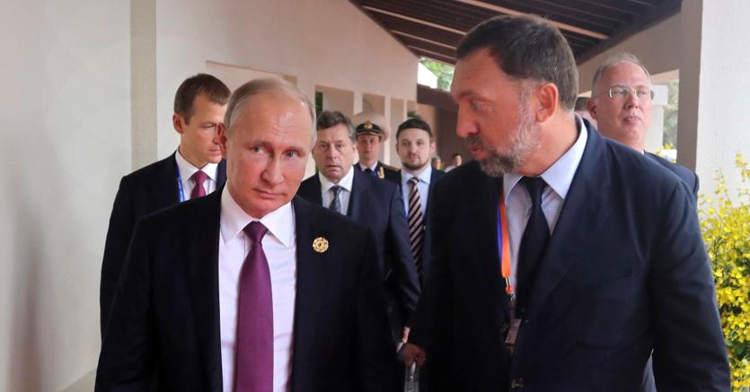 Vladimir Putin con Oleg Deripaska (a destra), il “re dell’alluminio” russo: il titolo di Rusal è crollato del 50%