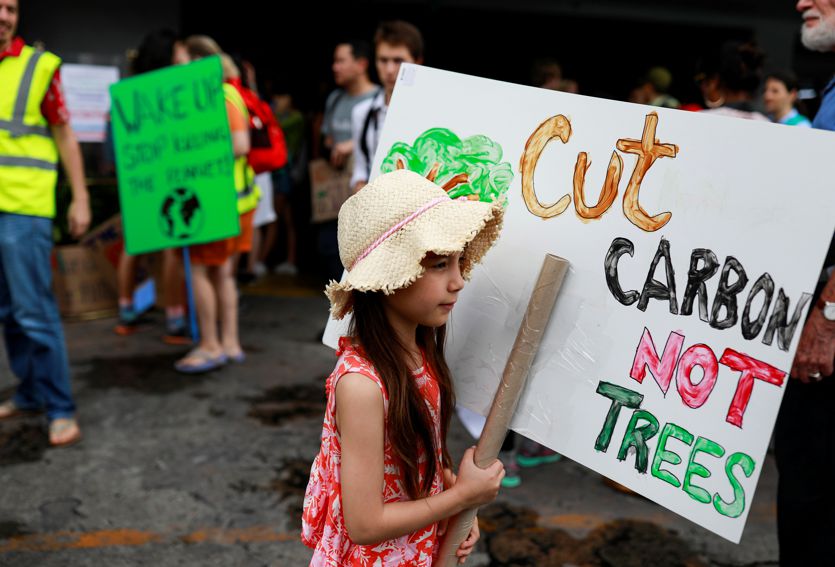 Una manifestante durante gli scioperi contro il climate change (Reuters)