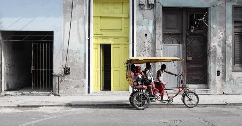 Daniel Buren, Promenade à La Havane, site-specific project, Bienal de la Habana, maggio 2015. Détails. (© DB-ADAGP Paris, Courtesy: the artist and GALLERIA CONTINUA, San Gimignano / Beijing / Les Moulins / Habana)