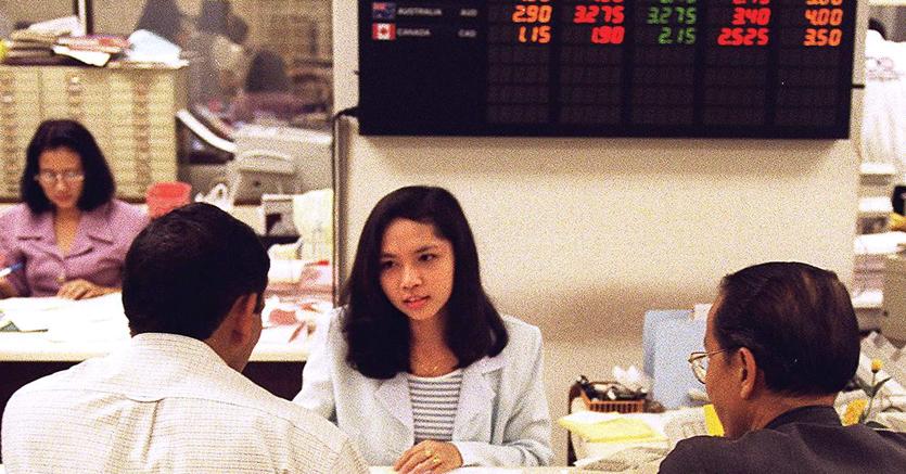 Settembre 1997 - Clienti infuriati discutono con l’impiegata della Bangkok Bank  nel contro di Bangkok - Afp