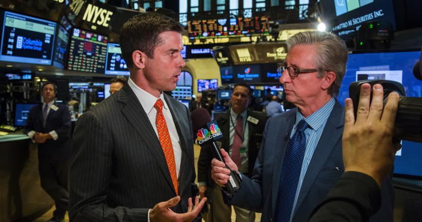 Il presidente del Nyse Group viene intervistato nel parterre del New York Stock Exchange a seguito dello stop delle contrattazioni  dell’8 luglio 2015. (Reuters)