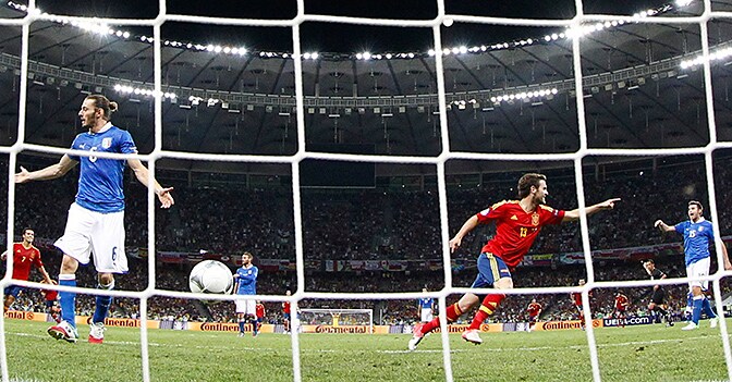 Lo spagnolo Juan Mata segna la quarta rete nella finale di Euro 2012 contro l’Italia (Reuters)