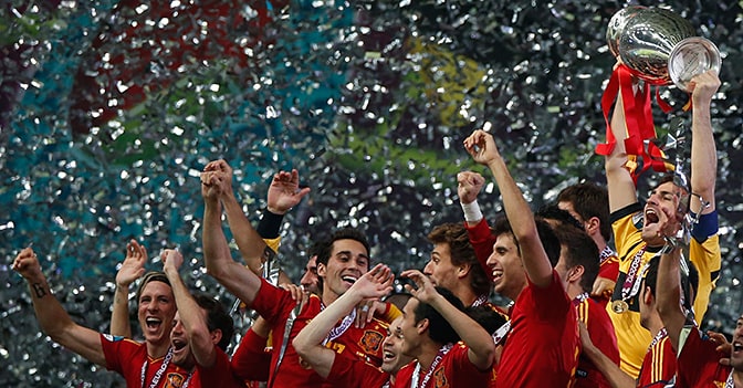 L’esultanza della formazione spagnola dopo il successo contro l’Italia nella finale di Euro 2012 (Reuters)