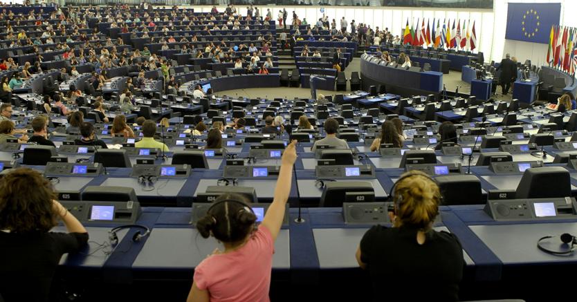 Una bambina interviene nell'emiciclo dell'Europarlamento (Afp)