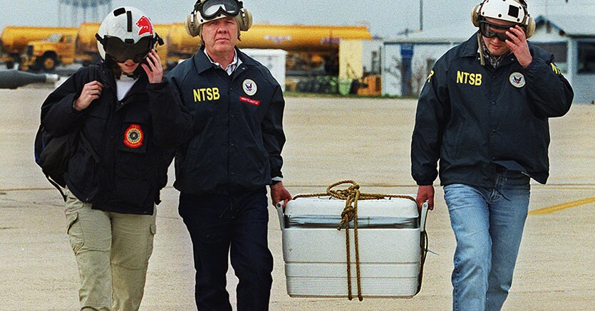 La scatola nera del volo Egyptar 990 precipitato nell’Oceano Atlantico il 31 ottobre 1999 arriva all’Andrews Air Force Base nel Maryland il 14 novembre 1999 (AFP Photo)