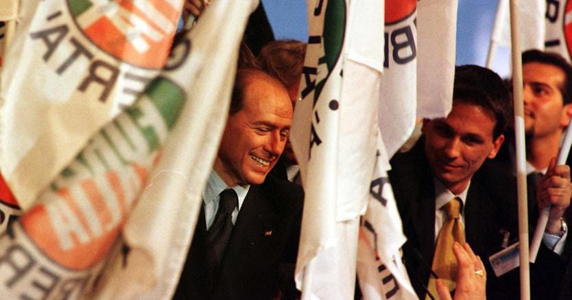 1998, Assago (MI),  al termine del suo intervento al congresso di Forza Italia  (Ansa/Ferraro/Meazza) 