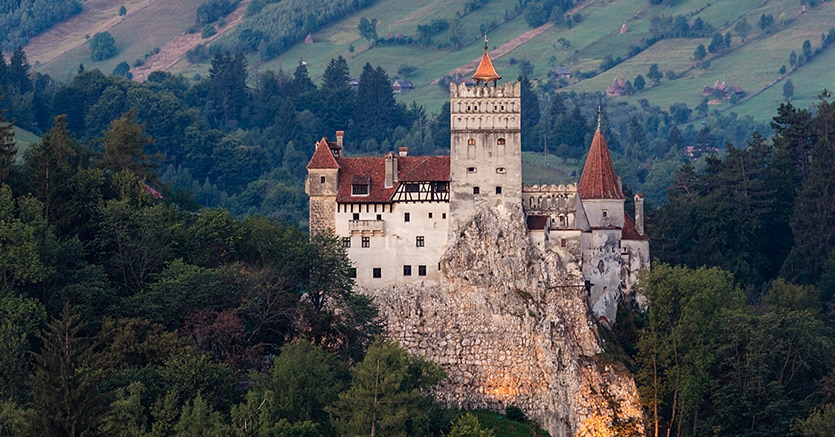 Il castello di Bran,  sull'antico confine tra la Transilvania e la Valacchia, che ha ispirato la descrizione del castello di Dracula nel romanzo di Bram Stoker (Agf)
