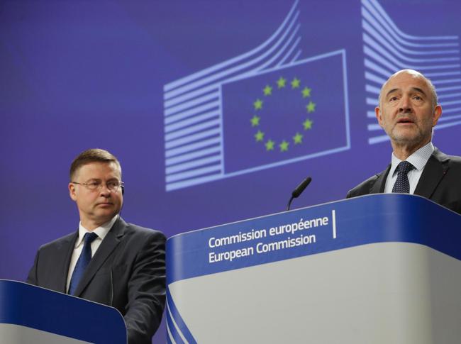 I commissari Ue Valdis Dombrovskis e Pierre Moscovici (EPA)