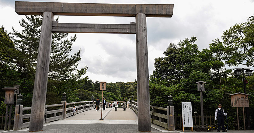 La polizia giapponese presidia un portale tradizionale sopra il ponte Ujibashi, che conduce al Santuario interno del Grande Santuario di Ise (AFP Photo)