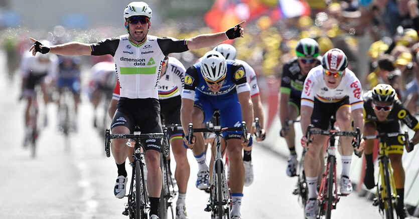 Mark Cavendish vince la tappa inaugurale del 103 Tour de France, 188 chilometri da Mont-Saint-Michel a Utah Beach (Foto Afp)