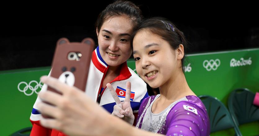 Il selfie che si sono fatte la ginnasta sudcoreana Lee Eun-Ju (a destra), e l’avversaria nordcoreana Hong Un Jong (Reuters)