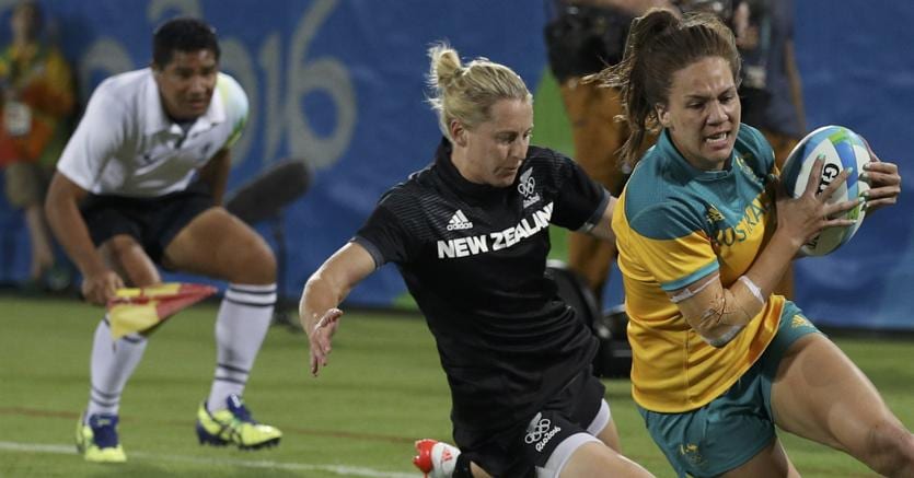 Rugby femminile: l’australiana Evania Pelite  (a destra) realizza una meta durante la finale contro la Nuova Zelanda (Reuters)