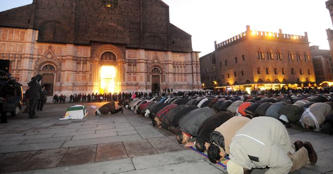 Musulmani in preghiera  davanti alla basilica di San Petronio a Bologna (Olycom)