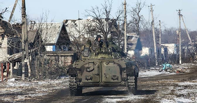 Truppe  dei separatisti filorussi entrano nella cittadina di Debaltseve con un mezzo corazzato (Reuters)