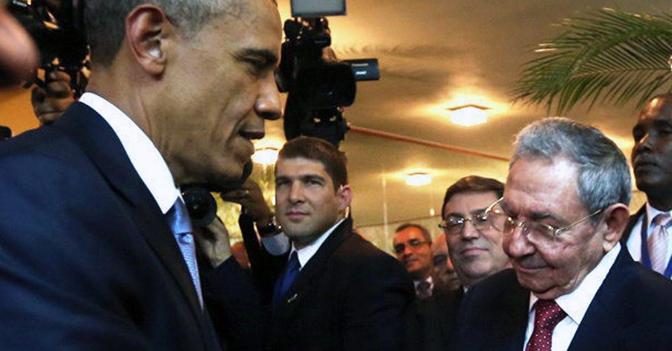 Un gesto storico. Il presidente americano, Barack Obama, stringe la mano al capo dello Stato di Cuba, Raul Castro. (Epa)