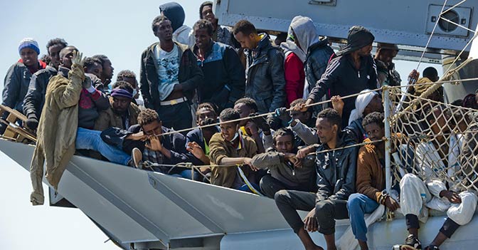 Un gruppo di 545 migranti arrivato nel porto di Salerno a bordo della nave Chimera, 22 aprile 2015. ANSA/ CIRO FUSCO