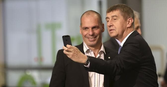 Andrej Babis (r) con  Yanis Varoufakis (Reuters)