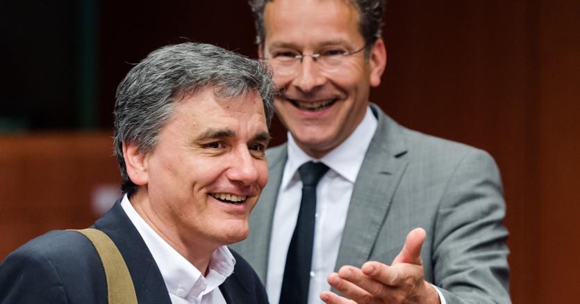Il ministro delle Finanze greco, Euclid Tsakalotos (a sinistra) e il leader dell’Eurogruppo e ministro delle Finanze olandese, Jeroen Dijsselbloem (AP Photo)