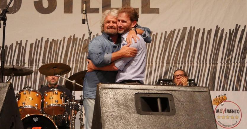 Beppe Grillo  e Davide Casaleggio abbracciati sul palco della festa del M5S a Palermo. (Ansa)