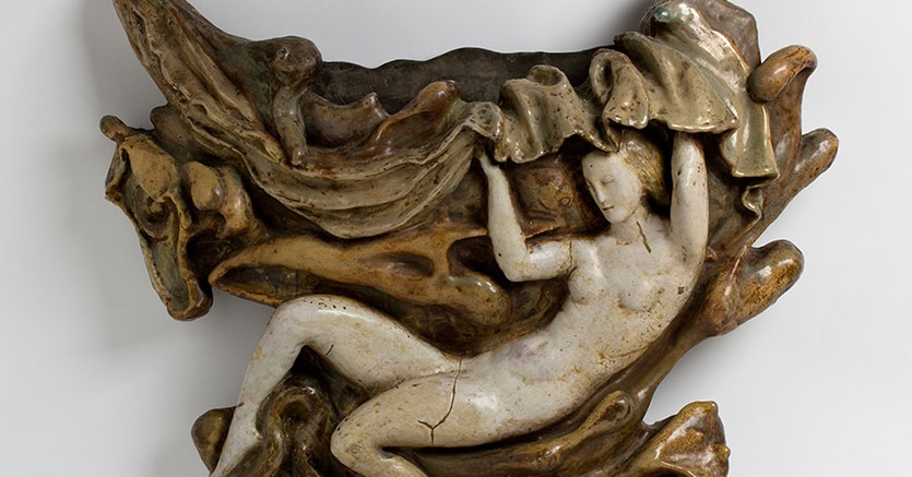 Bertolami Fine Arts una fioriera in ceramica invetriata con nudo di donna del 1925 circa di Pietro Melandri, esemplare unico presente fino agli anni '80 in un importante bar del centro di Roma, venduto a 16mila euro