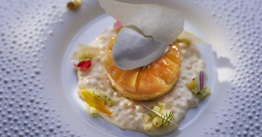 L’“Ananas arrosto con tapioca al frutto della passione e gelato allo zenzero” di Antonio Guida 