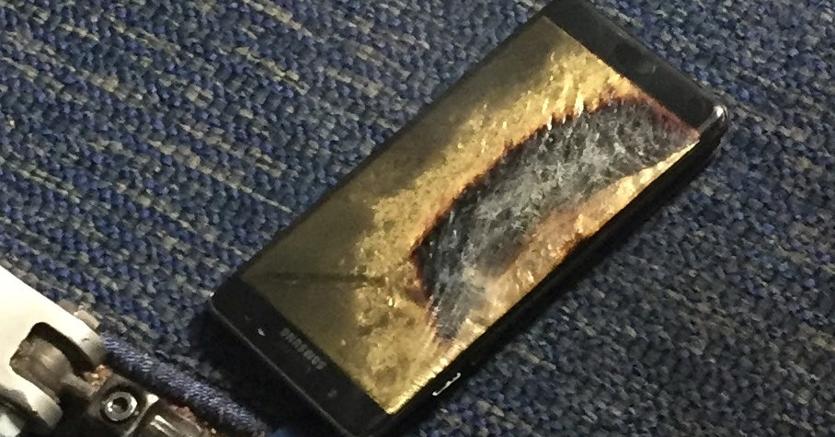 Un Samsung Galaxy Note 7 distrutto dall’autocombustione (Reuters)