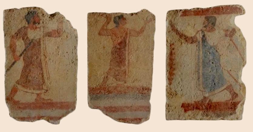 Frammmenti di  affreschi etruschi di una tomba del VI - V secolo a.C. recuperati dai Carabinieri del Nucleo TPC di Monza