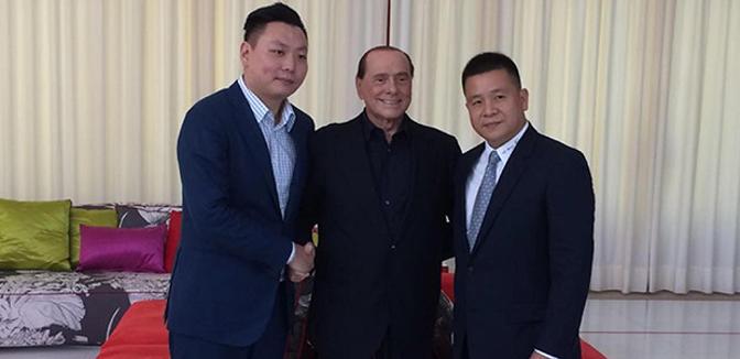 Silvio Berlusconi con Han Li (a sinistra) e Yonghong Li (a destra) dopo la firma del preliminare a villa Certosa