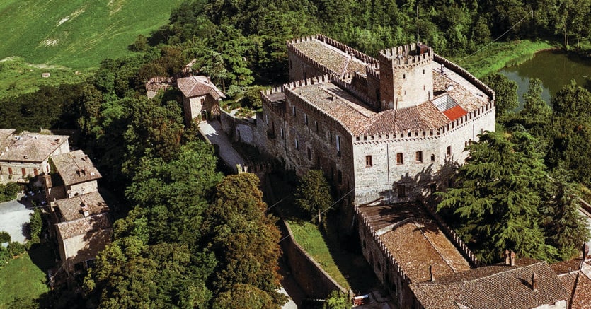 Riemerso dalla vegetazione che l’aveva coperto , ora il castello di Tabiano (Parma) svetta  di nuovo sul borgo medievale trasformato in albergo diffuso, assieme ai casali dei contadini