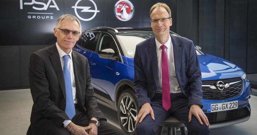 Incontro di Pace.  Il piano strategico ideato per il  rilancio di Opel si chiama PACE!  ed  stato presentato da Carlos Tavares (a sinistra), il ceo di Psa (Peugeot, Citron e DS) e da Michael Lohscheller numero uno di Opel e Vauxhall 