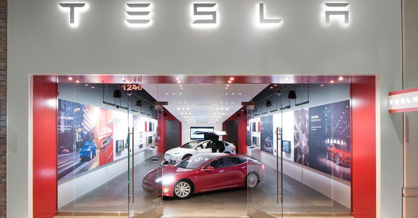 Innovazione. Nella foto uno show room della Tesla: la casa californiana specializzata in elettriche ha digitalizzato l’approccio con i clienti