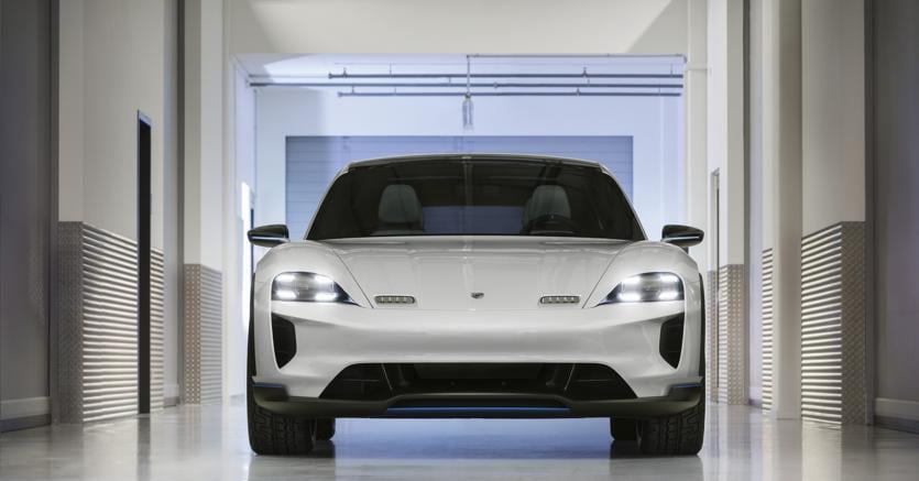 Cross Turismo.Porsche ha svelato a Ginevra la versione crossover della sua prima elettrica denominata Mission E in veste di concept.  accreditata di un’autonomia superiore a 500 km