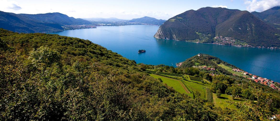 Veduta di Montisola e del lago d'Iseo (ph Consorzio Franciacorta)