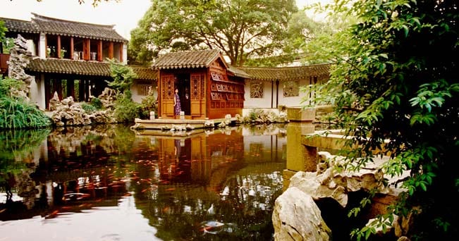 Il Giardino del Ritiro e della Riflessione - in cinese Tuisi Yuan - a Tongli, una delle pi antiche citt costruite sul delta del fiume Yangtze (foto Dennis Cox / Alamy)