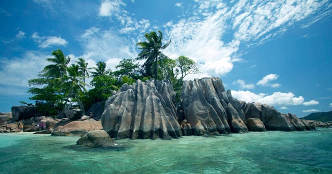 Seychelles. Un'immagine dell'isola di Praslin, con i caratteristici scogli di granito che affondano direttamente nelle acque tropicali