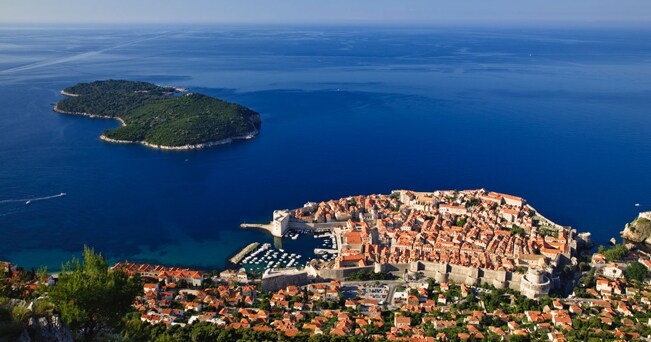 Veduta aerea di Dubrovnik e dell'isola di Lokrum (foto William Manning / Alamy)