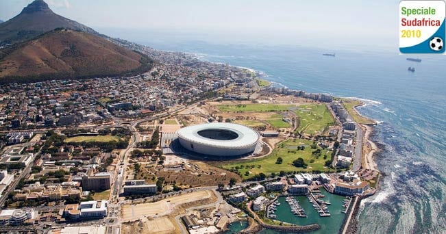 Il Green Point Stadium di Cape Town, tra Signal Hill e l'oceano
