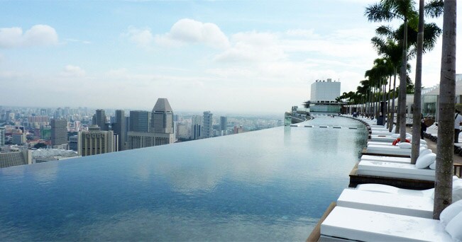 La piscina dello Sky Park, in cima al Marina Bay Sands di Singapore