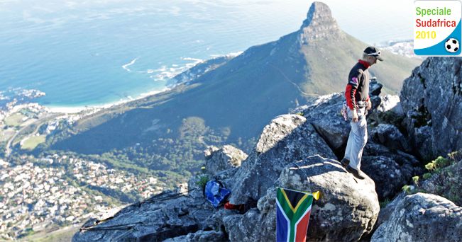 Table Mountain. Il punto migliore per abbracciare tutta Città del Capo (foto Ap)