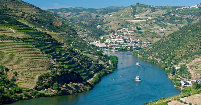 La valle del fiume Douro presso Pinhao (foto PCL / Alamy)